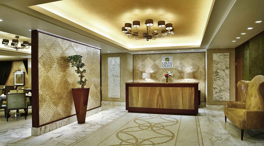 Jabal Omar Marriott Hotel Makkah La Meca Exterior foto The photo shows a stylish reception area of a hotel or an office lobby. The design features a warm and inviting atmosphere with soft lighting from a chandelier on the ceiling. The walls are adorned with elegant textures, including patterned panels an